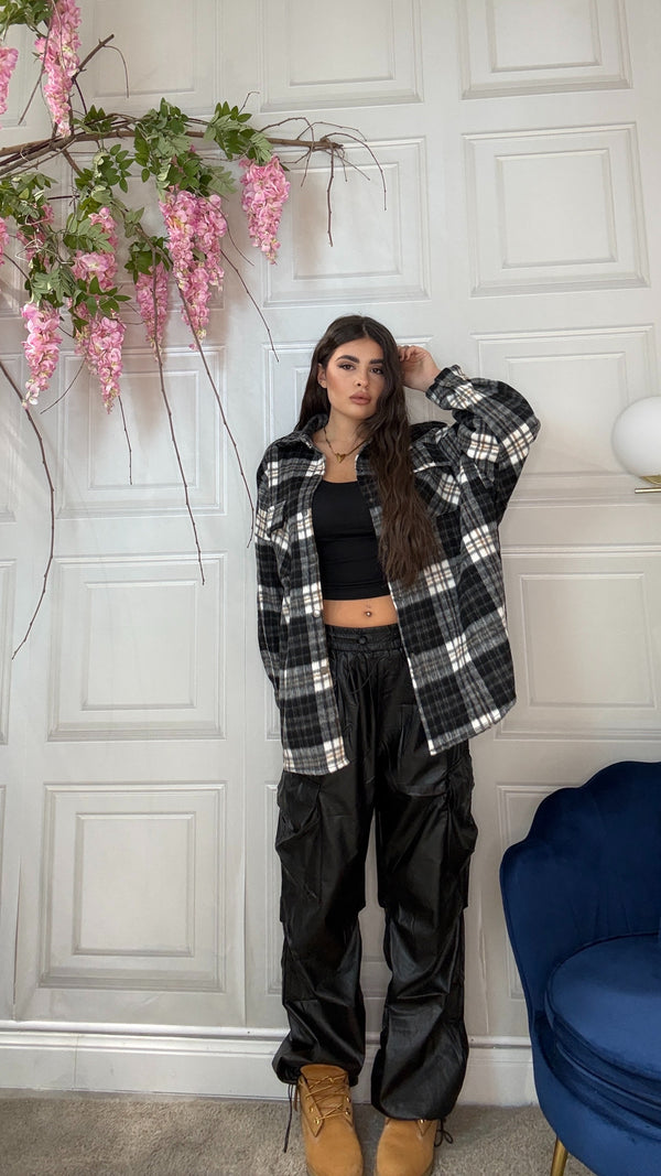 Pantaloni cargo in simil pelle Nero